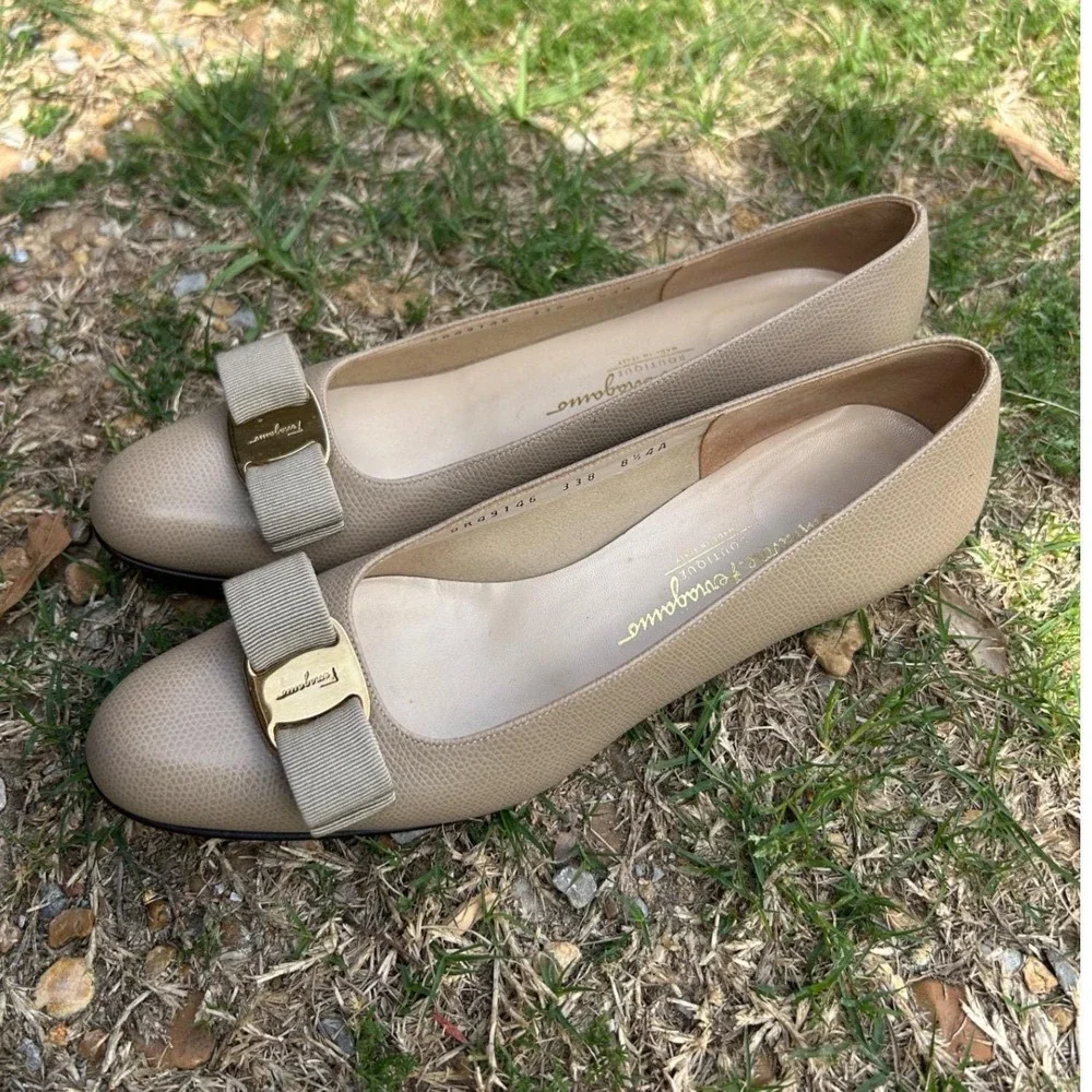Salvatore Ferragamo Vara Pump Womens 8.5 AA Beige Pebbled Leather Bow Good